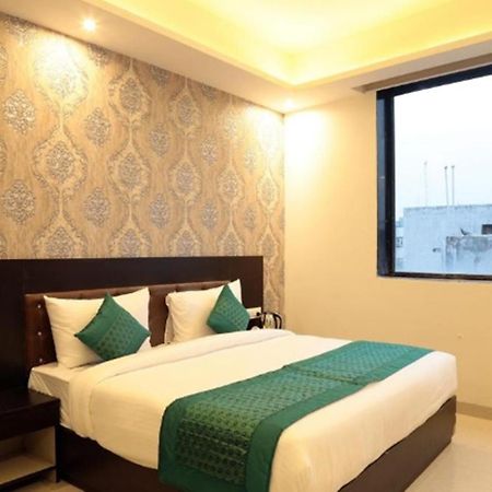 Oyo 23368 Boutique Hotel Paragon Нью-Дели Экстерьер фото