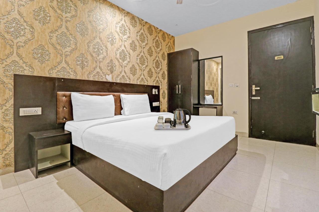Oyo 23368 Boutique Hotel Paragon Нью-Дели Экстерьер фото