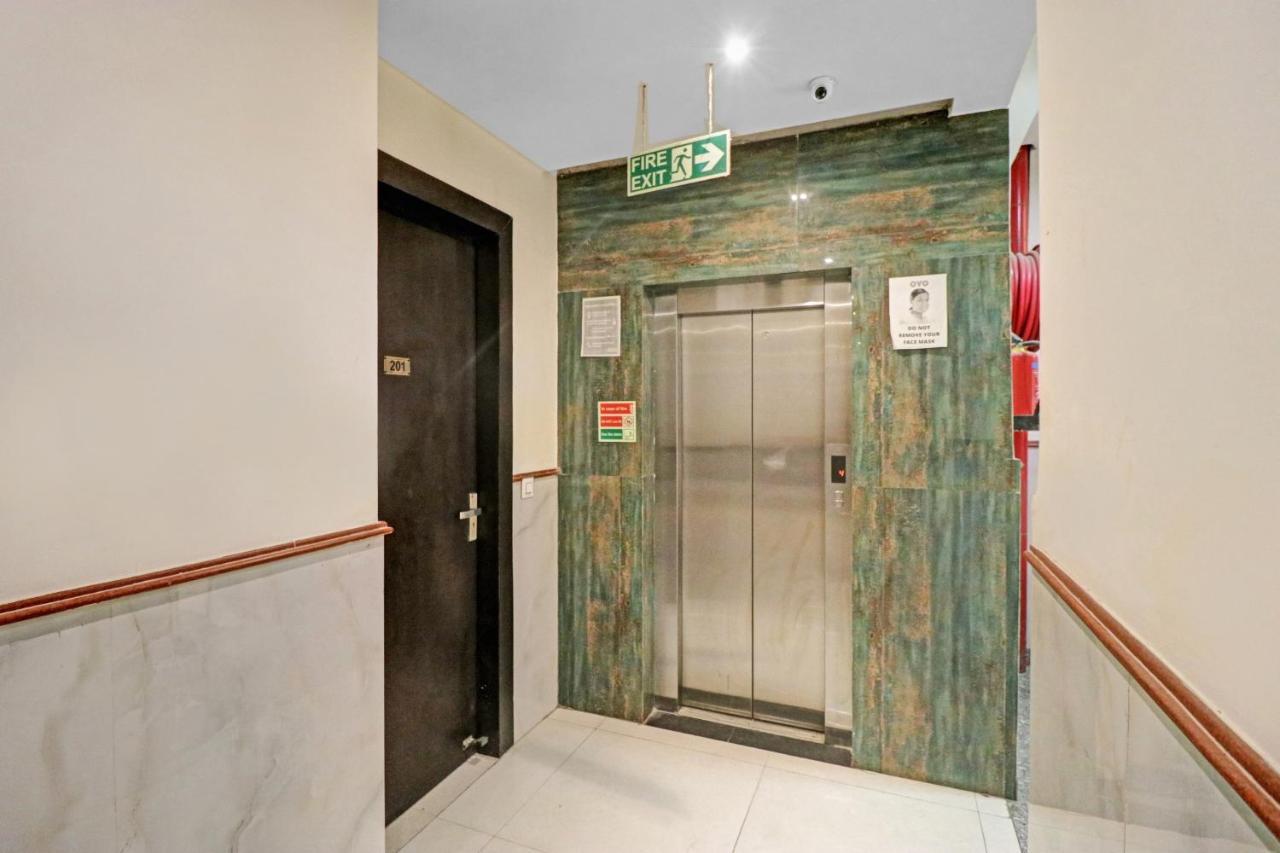 Oyo 23368 Boutique Hotel Paragon Нью-Дели Экстерьер фото