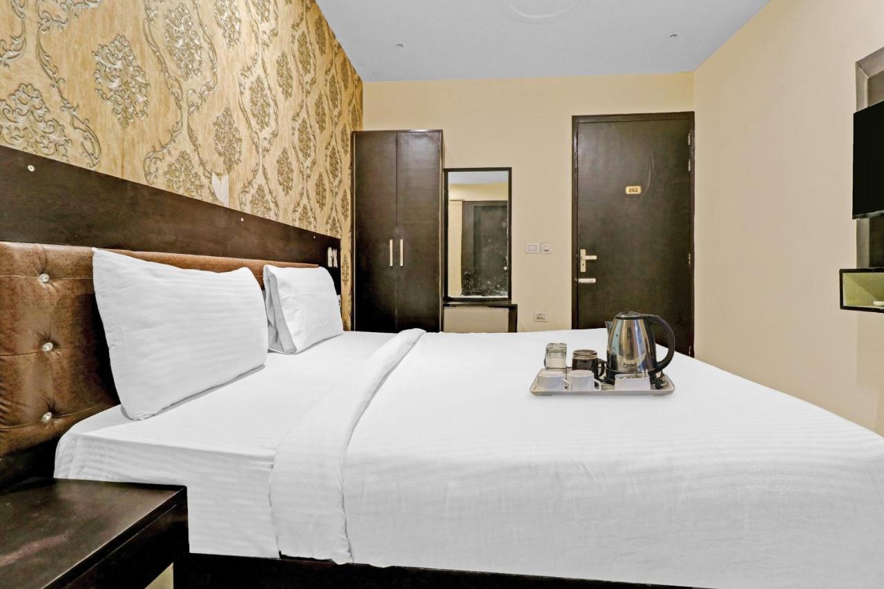 Oyo 23368 Boutique Hotel Paragon Нью-Дели Экстерьер фото