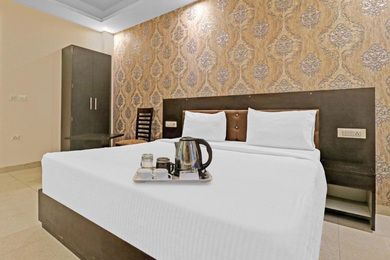 Oyo 23368 Boutique Hotel Paragon Нью-Дели Экстерьер фото