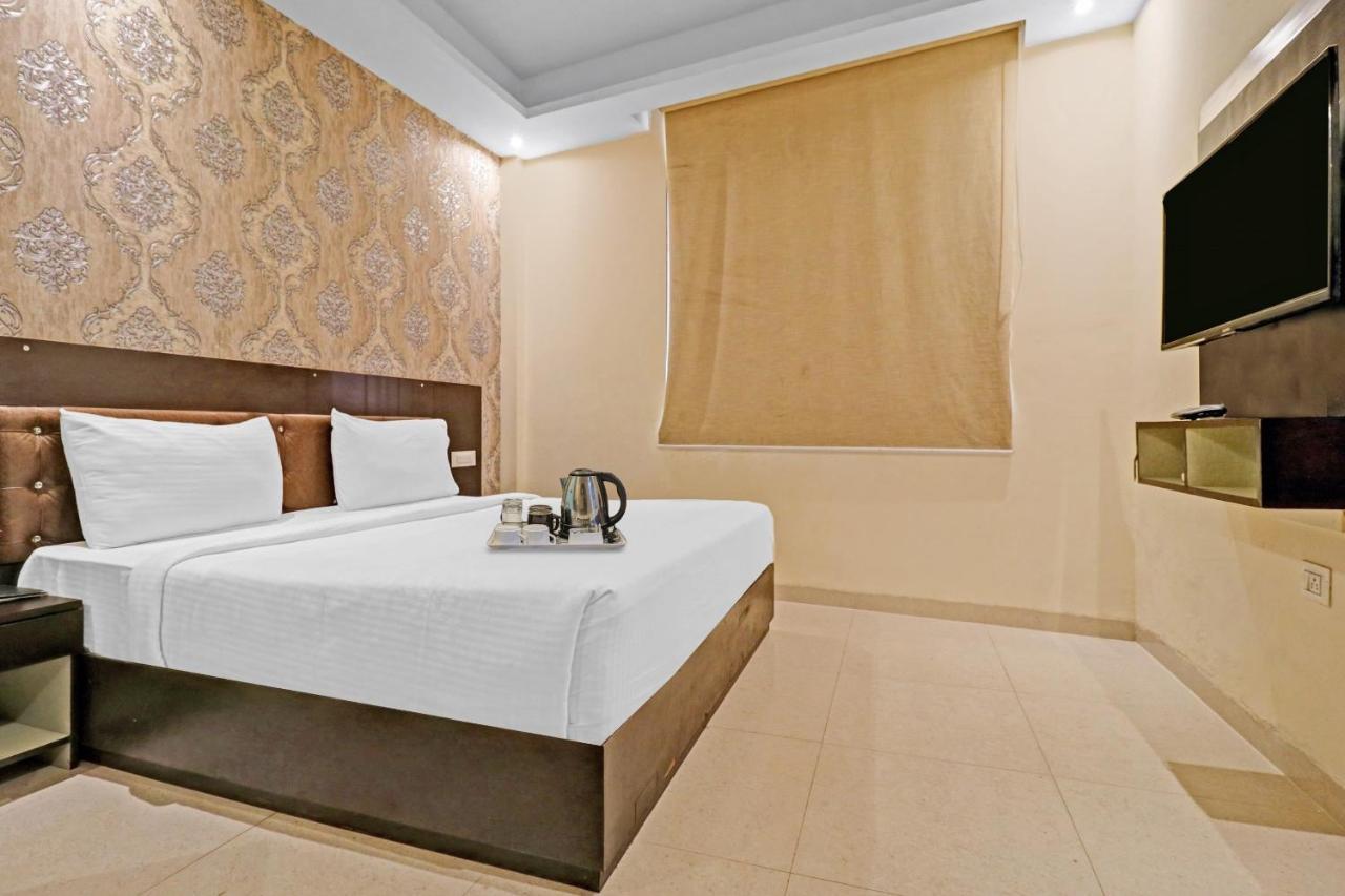 Oyo 23368 Boutique Hotel Paragon Нью-Дели Экстерьер фото