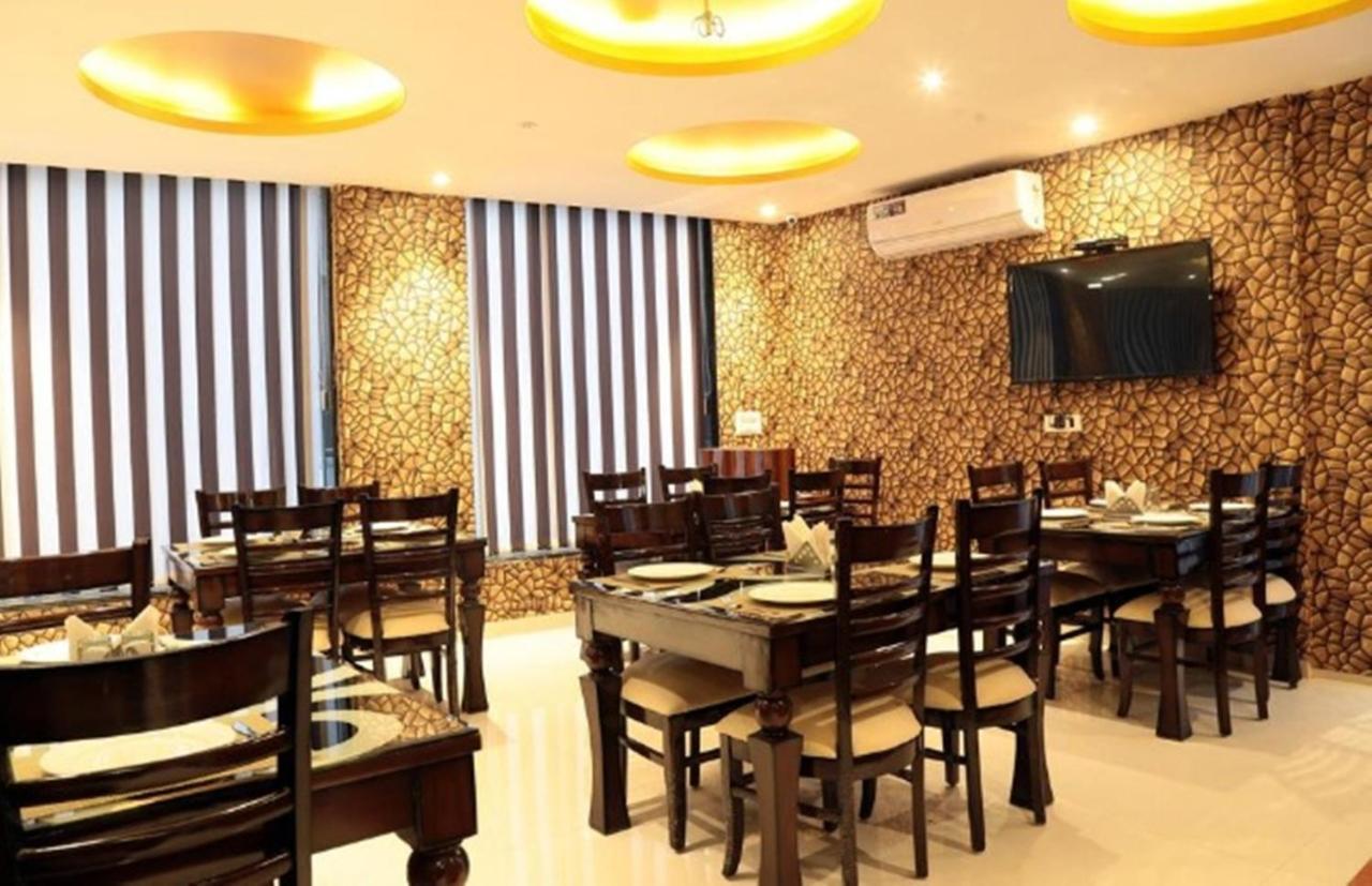 Oyo 23368 Boutique Hotel Paragon Нью-Дели Экстерьер фото
