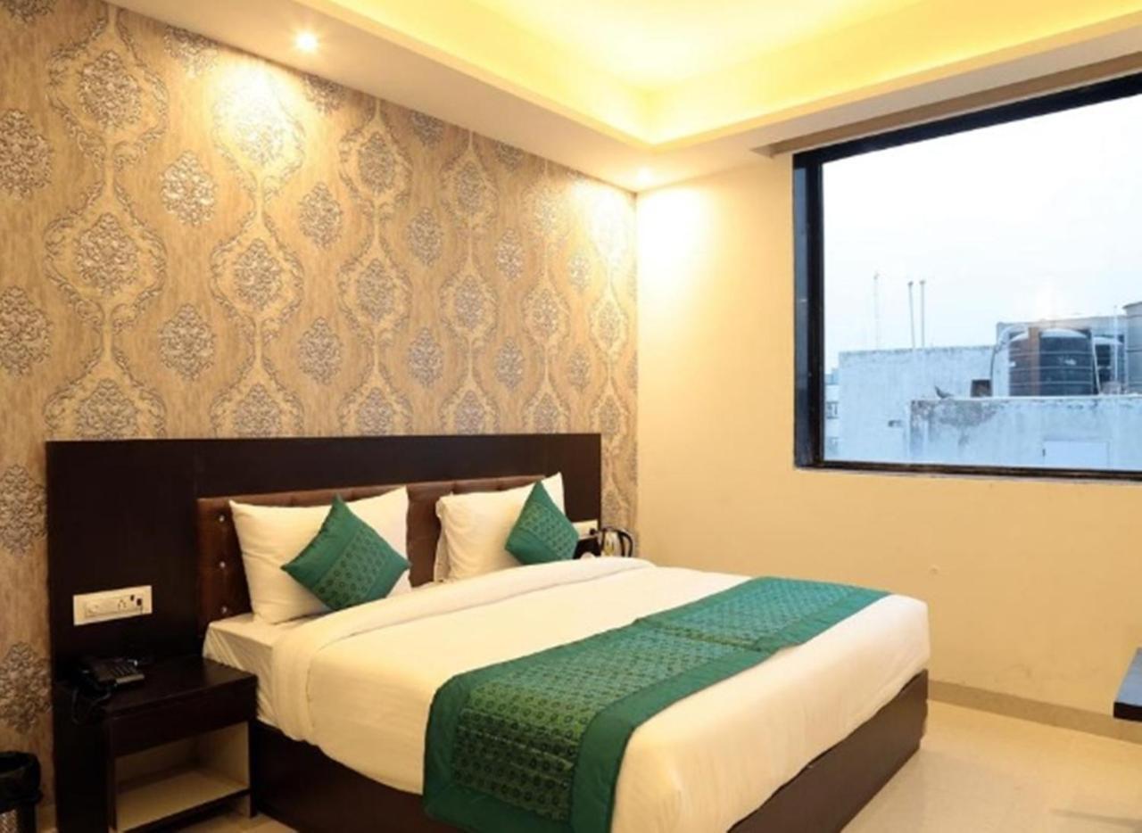 Oyo 23368 Boutique Hotel Paragon Нью-Дели Экстерьер фото